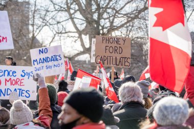 6 Şubat 2022 Toronto Anti Vax protestosu Queens Park 'ta. Kamyon konvoyu protestocuları, zorunlu olmayan gösterilerle dayanışma içinde olmak üzere arka arkaya ikinci hafta sonu için Queen 's Park, Toronto' da toplandılar.. 