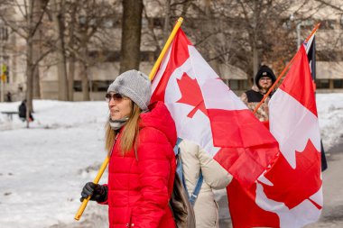6 Şubat 2022 Toronto Anti Vax protestosu Queens Park 'ta. Kamyon konvoyu protestocuları, zorunlu olmayan gösterilerle dayanışma içinde olmak üzere arka arkaya ikinci hafta sonu için Queen 's Park, Toronto' da toplandılar.. 