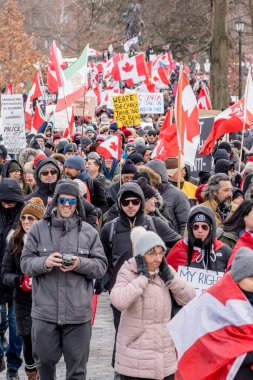 6 Şubat 2022 Toronto Anti Vax protestosu Queens Park 'ta. Kamyon konvoyu protestocuları, zorunlu olmayan gösterilerle dayanışma içinde olmak üzere arka arkaya ikinci hafta sonu için Queen 's Park, Toronto' da toplandılar.. 