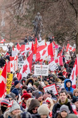 6 Şubat 2022 Toronto Anti Vax protestosu Queens Park 'ta. Kamyon konvoyu protestocuları, zorunlu olmayan gösterilerle dayanışma içinde olmak üzere arka arkaya ikinci hafta sonu için Queen 's Park, Toronto' da toplandılar.. 