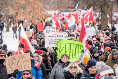 6 Şubat 2022 Toronto Anti Vax protestosu Queens Park 'ta. Kamyon konvoyu protestocuları, zorunlu olmayan gösterilerle dayanışma içinde olmak üzere arka arkaya ikinci hafta sonu için Queen 's Park, Toronto' da toplandılar.. 