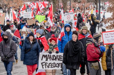 6 Şubat 2022 Toronto Anti Vax protestosu Queens Park 'ta. Kamyon konvoyu protestocuları, zorunlu olmayan gösterilerle dayanışma içinde olmak üzere arka arkaya ikinci hafta sonu için Queen 's Park, Toronto' da toplandılar.. 