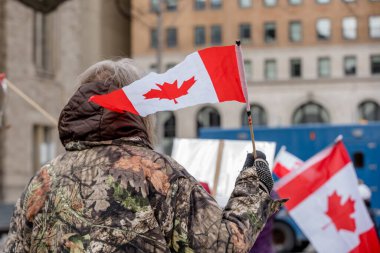 6 Şubat 2022 Toronto Anti Vax protestosu Queens Park 'ta. Kamyon konvoyu protestocuları, zorunlu olmayan gösterilerle dayanışma içinde olmak üzere arka arkaya ikinci hafta sonu için Queen 's Park, Toronto' da toplandılar.. 