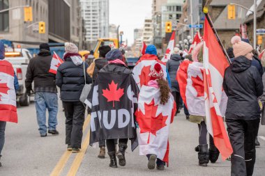 6 Şubat 2022 Toronto Anti Vax protestosu Queens Park 'ta. Kamyon konvoyu protestocuları, zorunlu olmayan gösterilerle dayanışma içinde olmak üzere arka arkaya ikinci hafta sonu için Queen 's Park, Toronto' da toplandılar.. 