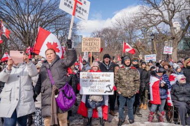 6 Şubat 2022 Toronto Anti Vax protestosu Queens Park 'ta. Kamyon konvoyu protestocuları, zorunlu olmayan gösterilerle dayanışma içinde olmak üzere arka arkaya ikinci hafta sonu için Queen 's Park, Toronto' da toplandılar.. 