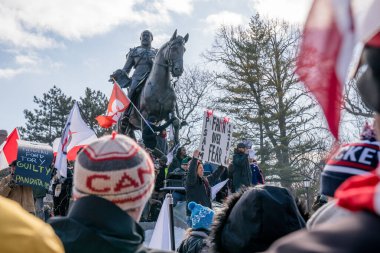 6 Şubat 2022 Toronto Anti Vax protestosu Queens Park 'ta. Kamyon konvoyu protestocuları, zorunlu olmayan gösterilerle dayanışma içinde olmak üzere arka arkaya ikinci hafta sonu için Queen 's Park, Toronto' da toplandılar.. 