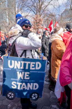 6 Şubat 2022 Toronto Anti Vax protestosu Queens Park 'ta. Kamyon konvoyu protestocuları, zorunlu olmayan gösterilerle dayanışma içinde olmak üzere arka arkaya ikinci hafta sonu için Queen 's Park, Toronto' da toplandılar.. 