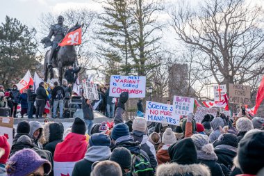 6 Şubat 2022 Toronto Anti Vax protestosu Queens Park 'ta. Kamyon konvoyu protestocuları, zorunlu olmayan gösterilerle dayanışma içinde olmak üzere arka arkaya ikinci hafta sonu için Queen 's Park, Toronto' da toplandılar.. 
