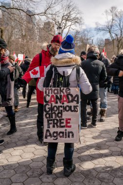 6 Şubat 2022 Toronto Anti Vax protestosu Queens Park 'ta. Kamyon konvoyu protestocuları, zorunlu olmayan gösterilerle dayanışma içinde olmak üzere arka arkaya ikinci hafta sonu için Queen 's Park, Toronto' da toplandılar.. 