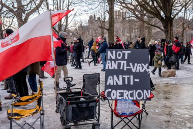6 Şubat 2022 Toronto Anti Vax protestosu Queens Park 'ta. Kamyon konvoyu protestocuları, zorunlu olmayan gösterilerle dayanışma içinde olmak üzere arka arkaya ikinci hafta sonu için Queen 's Park, Toronto' da toplandılar.. 