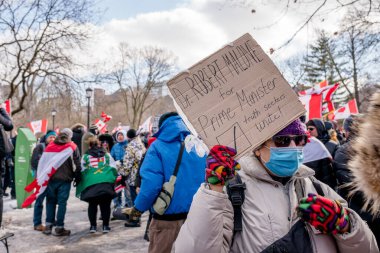 6 Şubat 2022 Toronto Anti Vax protestosu Queens Park 'ta. Kamyon konvoyu protestocuları, zorunlu olmayan gösterilerle dayanışma içinde olmak üzere arka arkaya ikinci hafta sonu için Queen 's Park, Toronto' da toplandılar.. 