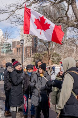 6 Şubat 2022 Toronto Anti Vax protestosu Queens Park 'ta. Kamyon konvoyu protestocuları, zorunlu olmayan gösterilerle dayanışma içinde olmak üzere arka arkaya ikinci hafta sonu için Queen 's Park, Toronto' da toplandılar.. 