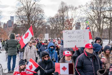 6 Şubat 2022 Toronto Anti Vax protestosu Queens Park 'ta. Kamyon konvoyu protestocuları, zorunlu olmayan gösterilerle dayanışma içinde olmak üzere arka arkaya ikinci hafta sonu için Queen 's Park, Toronto' da toplandılar.. 