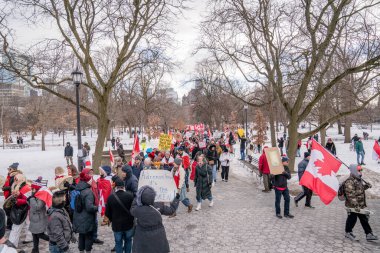 6 Şubat 2022 Toronto Anti Vax protestosu Queens Park 'ta. Kamyon konvoyu protestocuları, zorunlu olmayan gösterilerle dayanışma içinde olmak üzere arka arkaya ikinci hafta sonu için Queen 's Park, Toronto' da toplandılar.. 