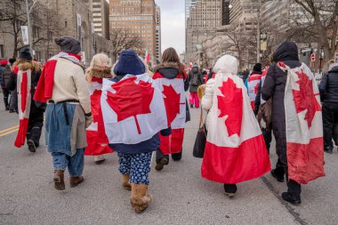 6 Şubat 2022 Toronto Anti Vax protestosu Queens Park 'ta. Kamyon konvoyu protestocuları, zorunlu olmayan gösterilerle dayanışma içinde olmak üzere arka arkaya ikinci hafta sonu için Queen 's Park, Toronto' da toplandılar.. 