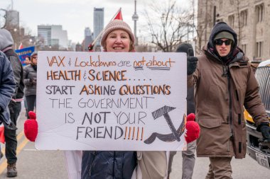 6 Şubat 2022 Toronto Anti Vax protestosu Queens Park 'ta. Kamyon konvoyu protestocuları, zorunlu olmayan gösterilerle dayanışma içinde olmak üzere arka arkaya ikinci hafta sonu için Queen 's Park, Toronto' da toplandılar.. 