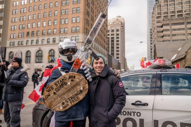 6 Şubat 2022 Toronto Anti Vax protestosu Queens Park 'ta. Kamyon konvoyu protestocuları, zorunlu olmayan gösterilerle dayanışma içinde olmak üzere arka arkaya ikinci hafta sonu için Queen 's Park, Toronto' da toplandılar.. 