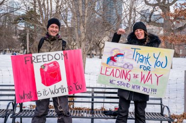 6 Şubat 2022 Toronto Anti Vax protestosu Queens Park 'ta. Kamyon konvoyu protestocuları, zorunlu olmayan gösterilerle dayanışma içinde olmak üzere arka arkaya ikinci hafta sonu için Queen 's Park, Toronto' da toplandılar.. 