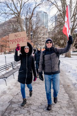 6 Şubat 2022 Toronto Anti Vax protestosu Queens Park 'ta. Kamyon konvoyu protestocuları, zorunlu olmayan gösterilerle dayanışma içinde olmak üzere arka arkaya ikinci hafta sonu için Queen 's Park, Toronto' da toplandılar.. 