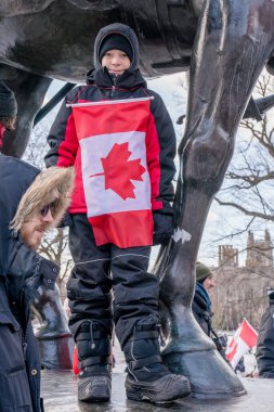 6 Şubat 2022 Toronto Anti Vax protestosu Queens Park 'ta. Kamyon konvoyu protestocuları, zorunlu olmayan gösterilerle dayanışma içinde olmak üzere arka arkaya ikinci hafta sonu için Queen 's Park, Toronto' da toplandılar.. 