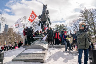 6 Şubat 2022 Toronto Anti Vax protestosu Queens Park 'ta. Kamyon konvoyu protestocuları, zorunlu olmayan gösterilerle dayanışma içinde olmak üzere arka arkaya ikinci hafta sonu için Queen 's Park, Toronto' da toplandılar.. 