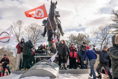 6 Şubat 2022 Toronto Anti Vax protestosu Queens Park 'ta. Kamyon konvoyu protestocuları, zorunlu olmayan gösterilerle dayanışma içinde olmak üzere arka arkaya ikinci hafta sonu için Queen 's Park, Toronto' da toplandılar.. 