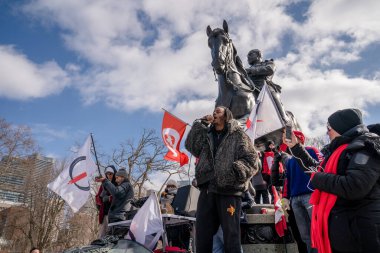 6 Şubat 2022 Toronto Anti Vax protestosu Queens Park 'ta. Kamyon konvoyu protestocuları, zorunlu olmayan gösterilerle dayanışma içinde olmak üzere arka arkaya ikinci hafta sonu için Queen 's Park, Toronto' da toplandılar.. 