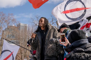 6 Şubat 2022 Toronto Anti Vax protestosu Queens Park 'ta. Kamyon konvoyu protestocuları, zorunlu olmayan gösterilerle dayanışma içinde olmak üzere arka arkaya ikinci hafta sonu için Queen 's Park, Toronto' da toplandılar.. 