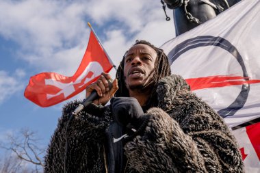 6 Şubat 2022 Toronto Anti Vax protestosu Queens Park 'ta. Kamyon konvoyu protestocuları, zorunlu olmayan gösterilerle dayanışma içinde olmak üzere arka arkaya ikinci hafta sonu için Queen 's Park, Toronto' da toplandılar.. 