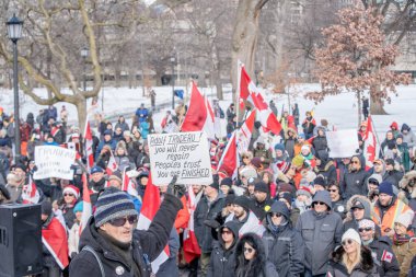 6 Şubat 2022 Toronto Anti Vax protestosu Queens Park 'ta. Kamyon konvoyu protestocuları, zorunlu olmayan gösterilerle dayanışma içinde olmak üzere arka arkaya ikinci hafta sonu için Queen 's Park, Toronto' da toplandılar.. 
