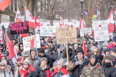 6 Şubat 2022 Toronto Anti Vax protestosu Queens Park 'ta. Kamyon konvoyu protestocuları, zorunlu olmayan gösterilerle dayanışma içinde olmak üzere arka arkaya ikinci hafta sonu için Queen 's Park, Toronto' da toplandılar.. 