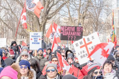 6 Şubat 2022 Toronto Anti Vax protestosu Queens Park 'ta. Kamyon konvoyu protestocuları, zorunlu olmayan gösterilerle dayanışma içinde olmak üzere arka arkaya ikinci hafta sonu için Queen 's Park, Toronto' da toplandılar.. 