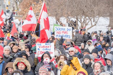 6 Şubat 2022 Toronto Anti Vax protestosu Queens Park 'ta. Kamyon konvoyu protestocuları, zorunlu olmayan gösterilerle dayanışma içinde olmak üzere arka arkaya ikinci hafta sonu için Queen 's Park, Toronto' da toplandılar.. 