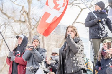 6 Şubat 2022 Toronto Anti Vax protestosu Queens Park 'ta. Kamyon konvoyu protestocuları, zorunlu olmayan gösterilerle dayanışma içinde olmak üzere arka arkaya ikinci hafta sonu için Queen 's Park, Toronto' da toplandılar.. 