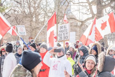 6 Şubat 2022 Toronto Anti Vax protestosu Queens Park 'ta. Kamyon konvoyu protestocuları, zorunlu olmayan gösterilerle dayanışma içinde olmak üzere arka arkaya ikinci hafta sonu için Queen 's Park, Toronto' da toplandılar.. 