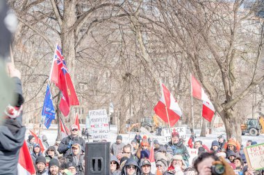 6 Şubat 2022 Toronto Anti Vax protestosu Queens Park 'ta. Kamyon konvoyu protestocuları, zorunlu olmayan gösterilerle dayanışma içinde olmak üzere arka arkaya ikinci hafta sonu için Queen 's Park, Toronto' da toplandılar.. 