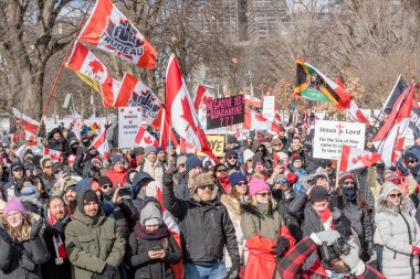 6 Şubat 2022 Toronto Anti Vax protestosu Queens Park 'ta. Kamyon konvoyu protestocuları, zorunlu olmayan gösterilerle dayanışma içinde olmak üzere arka arkaya ikinci hafta sonu için Queen 's Park, Toronto' da toplandılar.. 