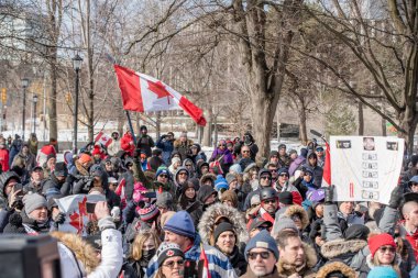 6 Şubat 2022 Toronto Anti Vax protestosu Queens Park 'ta. Kamyon konvoyu protestocuları, zorunlu olmayan gösterilerle dayanışma içinde olmak üzere arka arkaya ikinci hafta sonu için Queen 's Park, Toronto' da toplandılar.. 