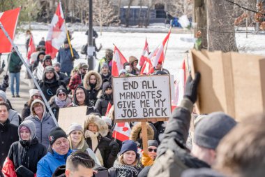 6 Şubat 2022 Toronto Anti Vax protestosu Queens Park 'ta. Kamyon konvoyu protestocuları, zorunlu olmayan gösterilerle dayanışma içinde olmak üzere arka arkaya ikinci hafta sonu için Queen 's Park, Toronto' da toplandılar.. 