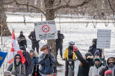 6 Şubat 2022 Toronto Anti Vax protestosu Queens Park 'ta. Kamyon konvoyu protestocuları, zorunlu olmayan gösterilerle dayanışma içinde olmak üzere arka arkaya ikinci hafta sonu için Queen 's Park, Toronto' da toplandılar.. 