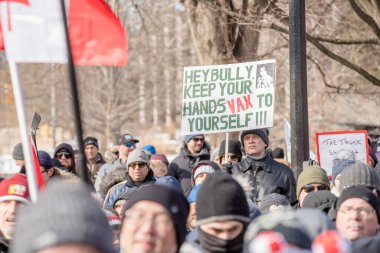 6 Şubat 2022 Toronto Anti Vax protestosu Queens Park 'ta. Kamyon konvoyu protestocuları, zorunlu olmayan gösterilerle dayanışma içinde olmak üzere arka arkaya ikinci hafta sonu için Queen 's Park, Toronto' da toplandılar.. 