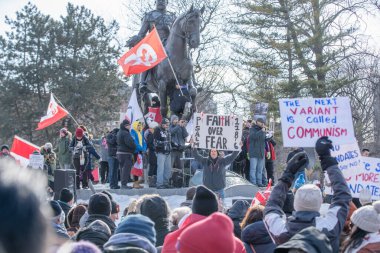 6 Şubat 2022 Toronto Anti Vax protestosu Queens Park 'ta. Kamyon konvoyu protestocuları, zorunlu olmayan gösterilerle dayanışma içinde olmak üzere arka arkaya ikinci hafta sonu için Queen 's Park, Toronto' da toplandılar.. 