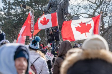 6 Şubat 2022 Toronto Anti Vax protestosu Queens Park 'ta. Kamyon konvoyu protestocuları, zorunlu olmayan gösterilerle dayanışma içinde olmak üzere arka arkaya ikinci hafta sonu için Queen 's Park, Toronto' da toplandılar.. 