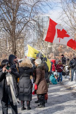 6 Şubat 2022 Toronto Anti Vax protestosu Queens Park 'ta. Kamyon konvoyu protestocuları, zorunlu olmayan gösterilerle dayanışma içinde olmak üzere arka arkaya ikinci hafta sonu için Queen 's Park, Toronto' da toplandılar.. 