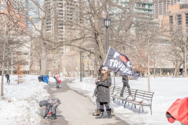 6 Şubat 2022 Toronto Anti Vax protestosu Queens Park 'ta. Kamyon konvoyu protestocuları, zorunlu olmayan gösterilerle dayanışma içinde olmak üzere arka arkaya ikinci hafta sonu için Queen 's Park, Toronto' da toplandılar.. 