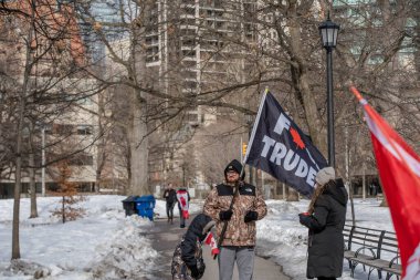 6 Şubat 2022 Toronto Anti Vax protestosu Queens Park 'ta. Kamyon konvoyu protestocuları, zorunlu olmayan gösterilerle dayanışma içinde olmak üzere arka arkaya ikinci hafta sonu için Queen 's Park, Toronto' da toplandılar.. 