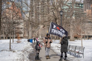 6 Şubat 2022 Toronto Anti Vax protestosu Queens Park 'ta. Kamyon konvoyu protestocuları, zorunlu olmayan gösterilerle dayanışma içinde olmak üzere arka arkaya ikinci hafta sonu için Queen 's Park, Toronto' da toplandılar.. 