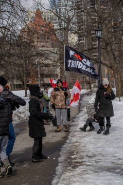 6 Şubat 2022 Toronto Anti Vax protestosu Queens Park 'ta. Kamyon konvoyu protestocuları, zorunlu olmayan gösterilerle dayanışma içinde olmak üzere arka arkaya ikinci hafta sonu için Queen 's Park, Toronto' da toplandılar.. 