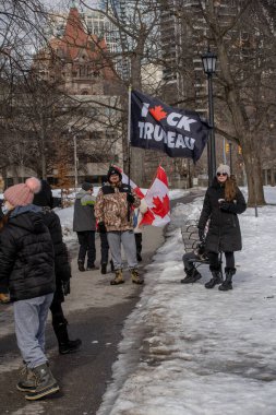 6 Şubat 2022 Toronto Anti Vax protestosu Queens Park 'ta. Kamyon konvoyu protestocuları, zorunlu olmayan gösterilerle dayanışma içinde olmak üzere arka arkaya ikinci hafta sonu için Queen 's Park, Toronto' da toplandılar.. 