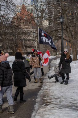 6 Şubat 2022 Toronto Anti Vax protestosu Queens Park 'ta. Kamyon konvoyu protestocuları, zorunlu olmayan gösterilerle dayanışma içinde olmak üzere arka arkaya ikinci hafta sonu için Queen 's Park, Toronto' da toplandılar.. 